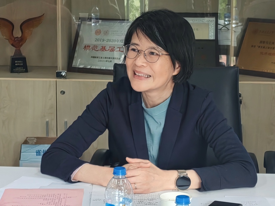 女人坐在桌子前AI 生成的内容可能不正确。